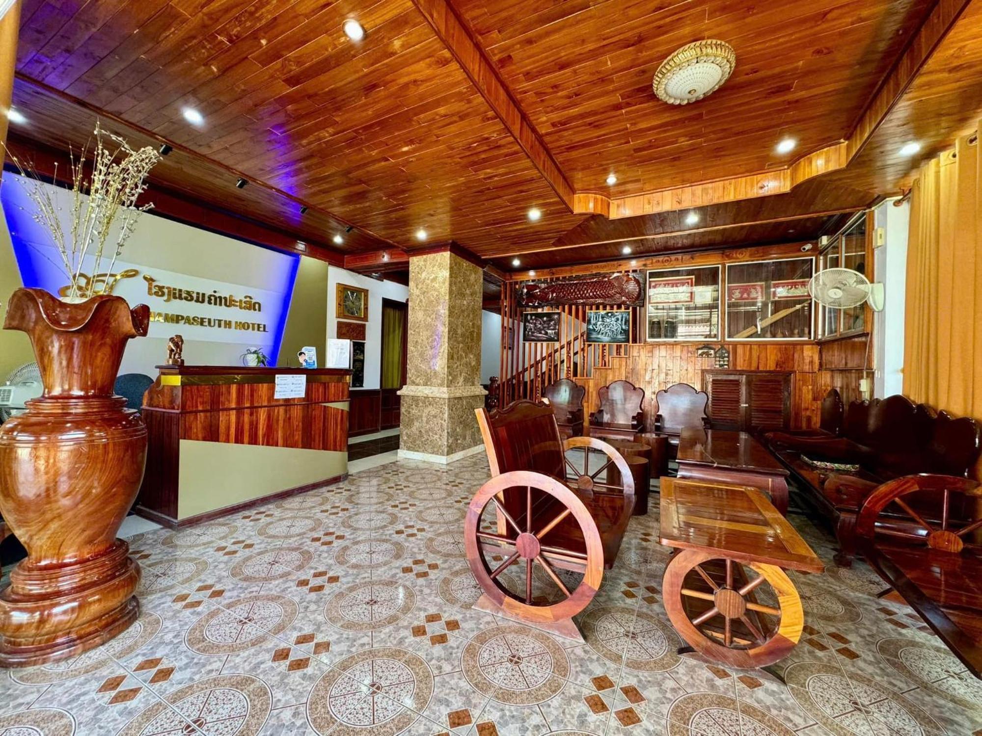 Khampaseuth Hotel Vang Vieng Bagian luar foto